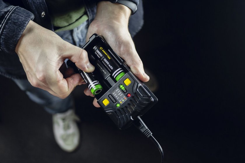 Lader Armytek UNI C2 plug type C